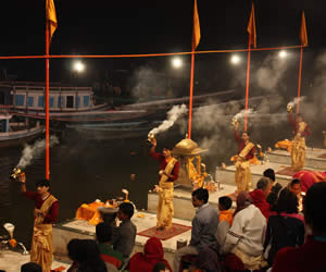 aarti_puja_at_Varanasi,